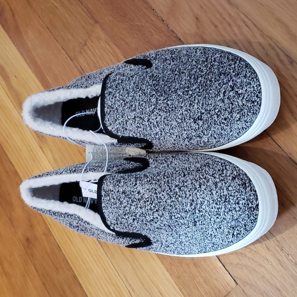 Old Navy Shoes - Old Navy Slip On sgoe, size 8. Fleece lined. NWT